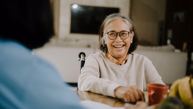 Người thân kiên nhẫn đồng hành và động viên người bệnh đột quỵ kiên trì luyện tập