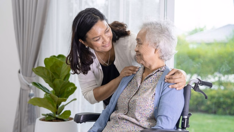 Hình ảnh minh họa chuyên viên âm ngữ trị liệu hướng dẫn bài tập phục hồi ngôn ngữ sau đột quỵ