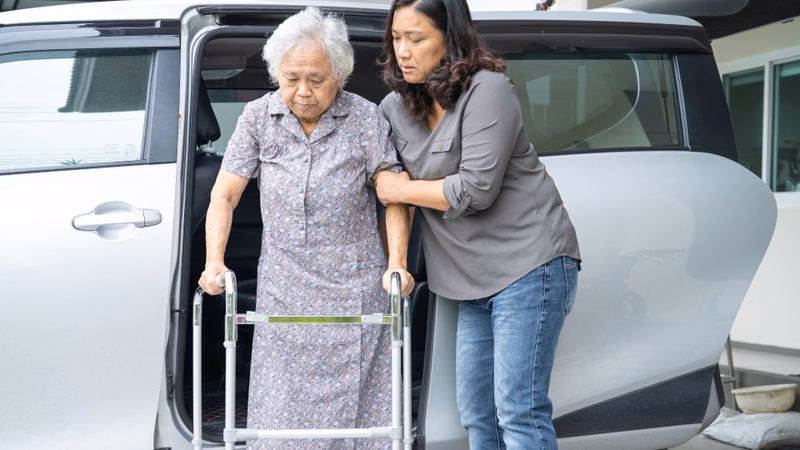Hình ảnh minh họa người thân kiên nhẫn giao tiếp và hỗ trợ người bệnh mất ngôn ngữ sau đột quỵ