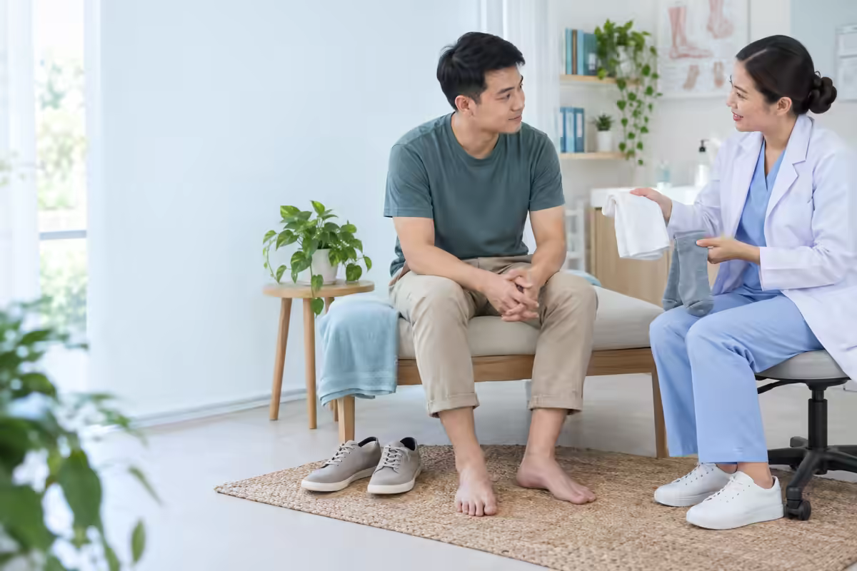 Người bệnh trao đổi với bác sĩ về mồ hôi chân và cách chăm sóc chân thông thoáng