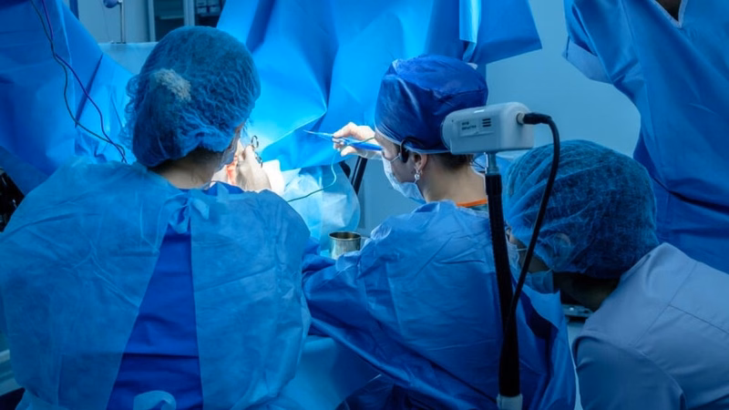 Chăm sóc vết mổ trĩ và ngâm hậu môn nước ấm hỗ trợ phục hồi