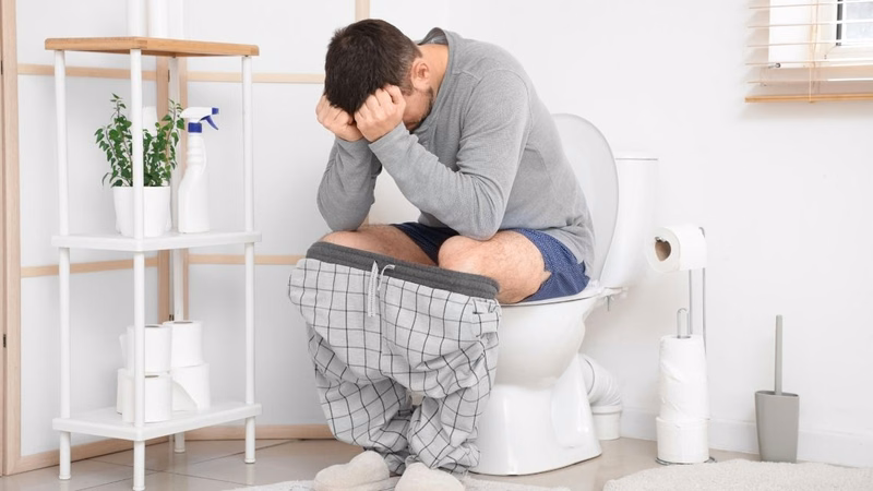 Bệnh nhân tìm hiểu thời điểm đi cầu phù hợp sau khi phẫu thuật trĩ