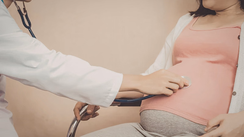 Mẹ bầu được tư vấn chăm sóc sức khỏe và theo dõi sự phát triển của thai nhi