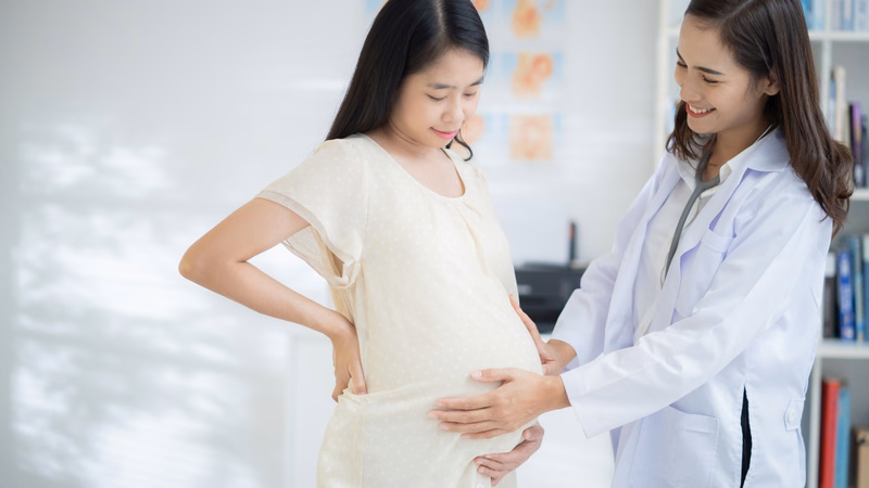 Hình ảnh bác sĩ siêu âm kiểm tra sức khỏe thai nhi cho phụ nữ mang thai