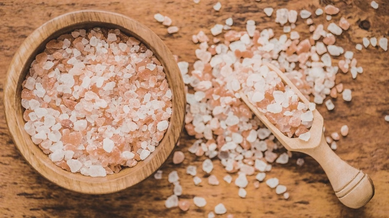 Sử dụng muối hồng ngâm chân kết hợp với gừng tươi và tinh dầu hỗ trợ chăm sóc sức khỏe
