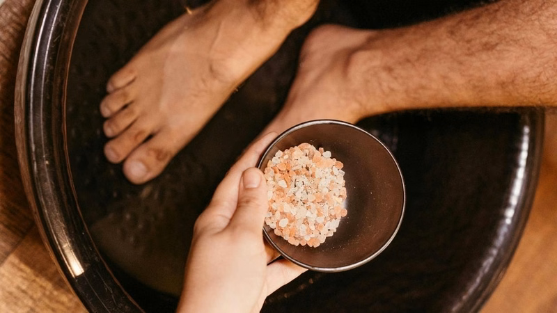 Phương pháp ngâm chân bằng nước ấm pha muối hồng giúp thư giãn và giảm mỏi chân
