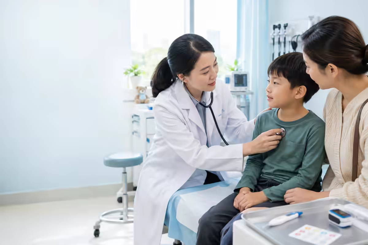 Bác sĩ thăm khám trẻ và hướng dẫn nhận biết dấu hiệu bệnh não mô cầu