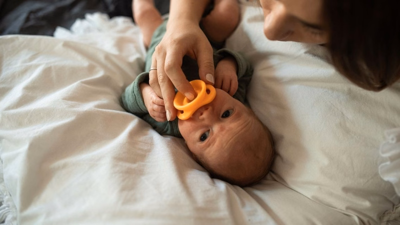 Trẻ nhỏ ngậm ti giả cần được phụ huynh kiểm soát thời gian để tránh ảnh hưởng răng miệng