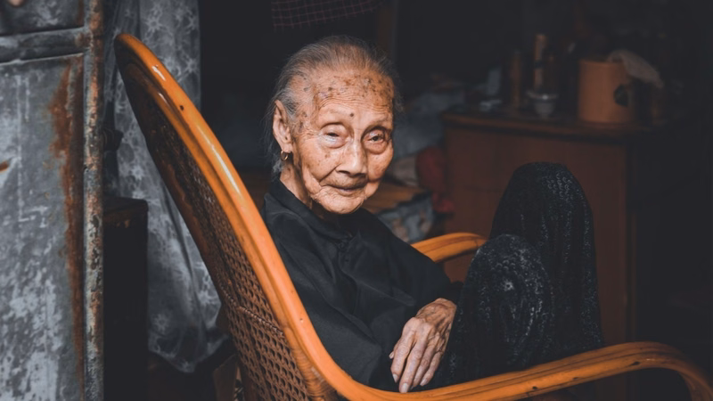 Người bệnh đột quỵ trò chuyện cùng người thân để giải tỏa tâm lý tự cô lập