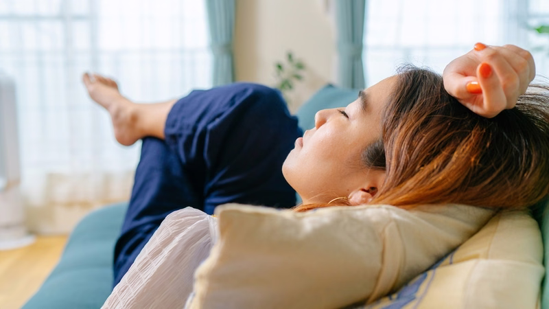 Hình ảnh duy trì thói quen sinh hoạt và vận động lành mạnh giúp giảm mệt mỏi cuối ngày