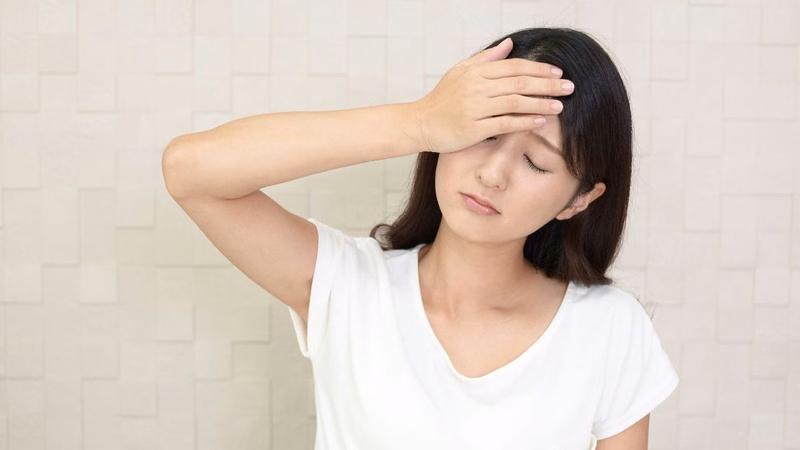 Hình ảnh người mệt mỏi uể oải vào thời điểm chiều tối sau ngày dài làm việc