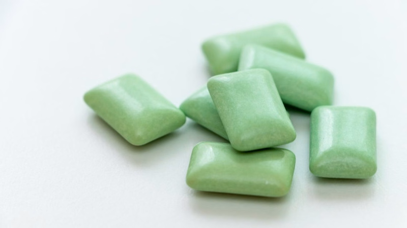 Người dùng nhai kẹo cao su Xylitol sau bữa ăn để kích thích tiết nước bọt và bảo vệ men răng