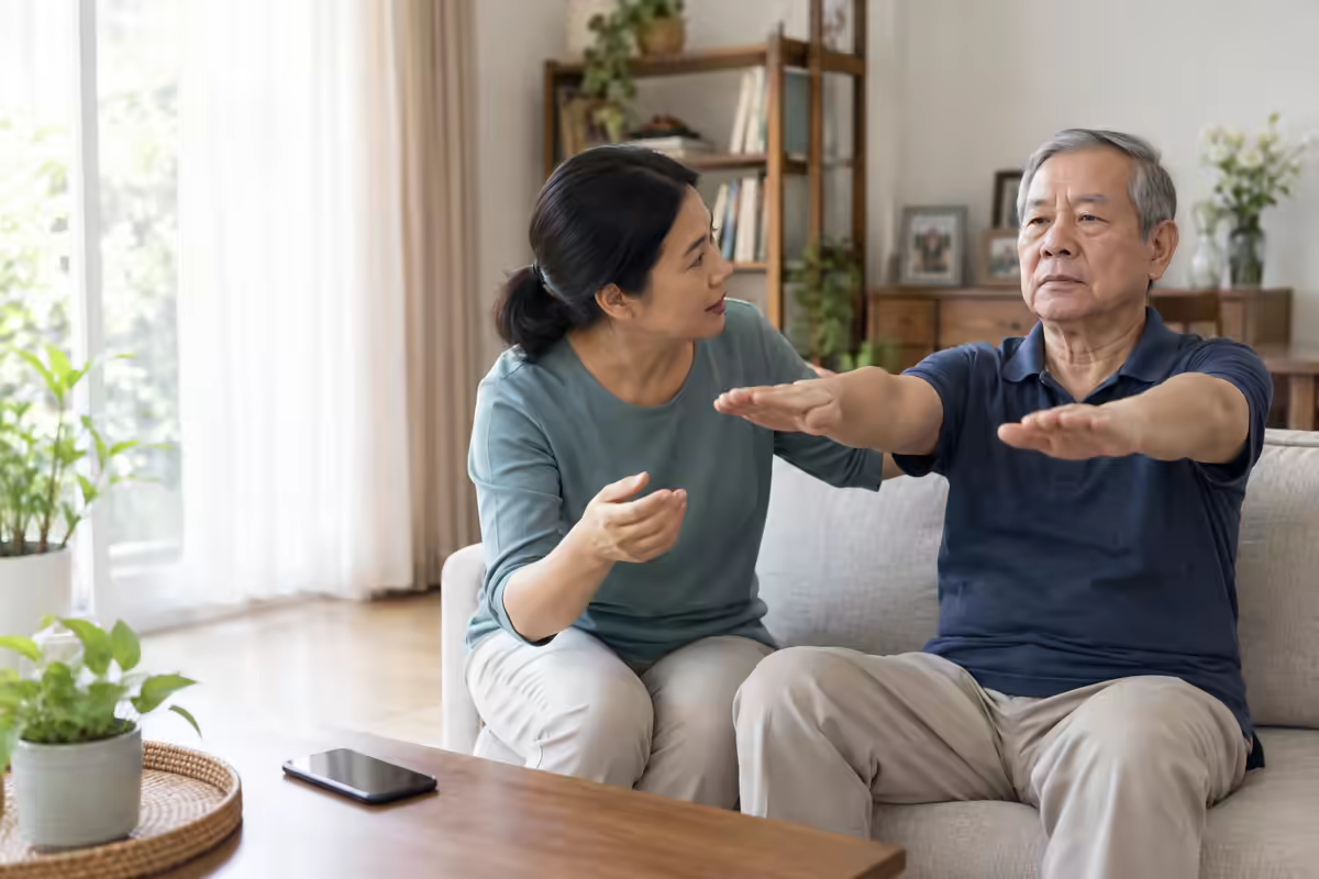 Người nhà kiểm tra nhanh nụ cười và cử động tay để nhận biết đột quỵ theo FAST