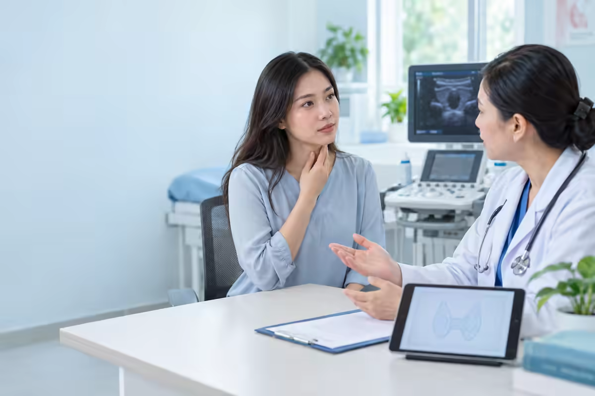 Người bệnh trao đổi với bác sĩ về kết quả siêu âm tuyến giáp