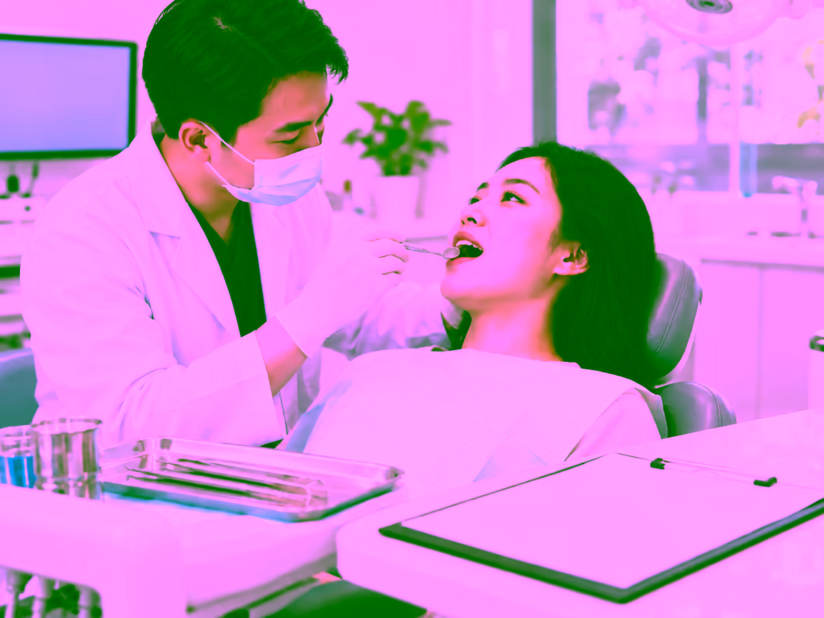 Nha sĩ kiểm tra sau nhổ răng khôn