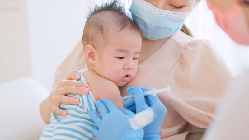 Theo dõi thân nhiệt của trẻ sau khi tiêm vắc xin giúp phát hiện sớm dấu hiệu sốt