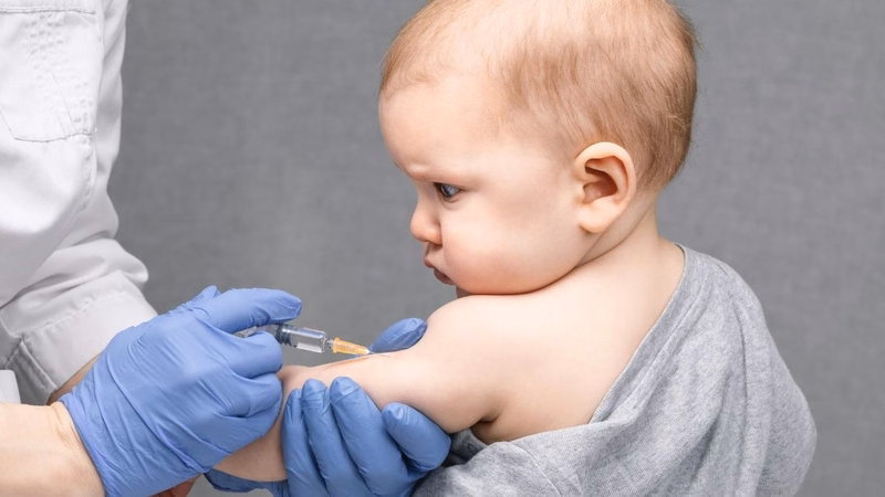 Nhiệt độ cơ thể trẻ trước khi tiêm phòng cần được đo và kiểm tra kỹ lưỡng