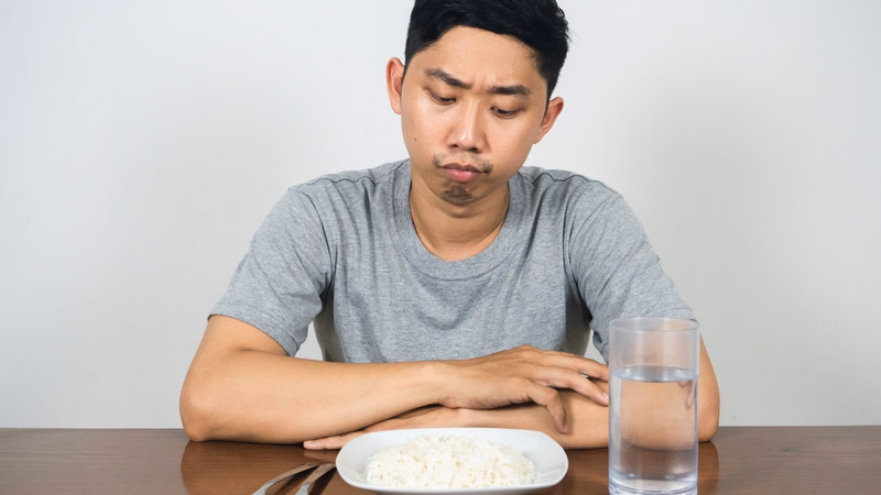 Hình ảnh minh họa thói quen nhịn ăn tối và việc kiểm soát tổng lượng calo trong ngày