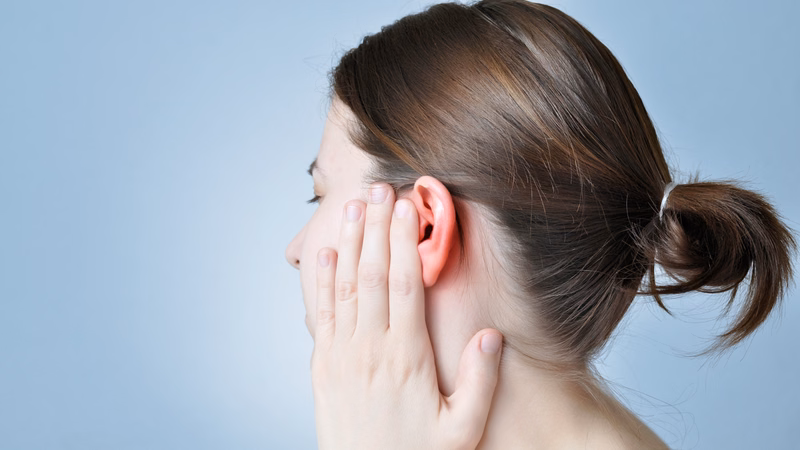 Bác sĩ thực hiện thăm khám lâm sàng vùng tai và cổ