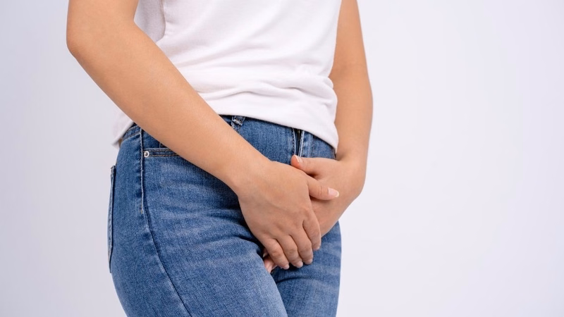 Hình ảnh hướng dẫn giữ vệ sinh vùng kín sạch sẽ và khô thoáng khi bị nổi mụn