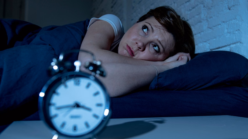 Người nam uống một lượng nước nhỏ vừa phải khi cảm thấy khát vào ban đêm