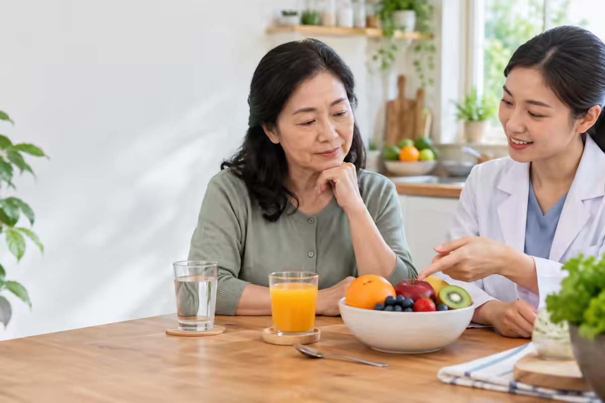 Người bệnh cân nhắc chọn trái cây tươi hay nước ép không đường trong bữa ăn