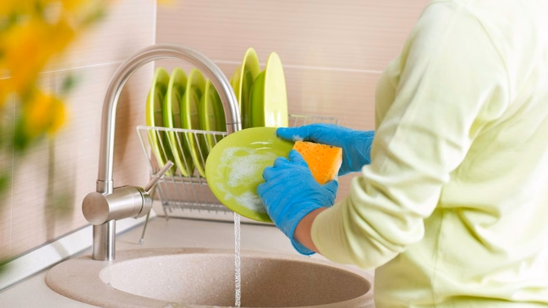 Kiểm tra tem nhãn và bảng thành phần khi chọn mua nước rửa chén hữu cơ an toàn