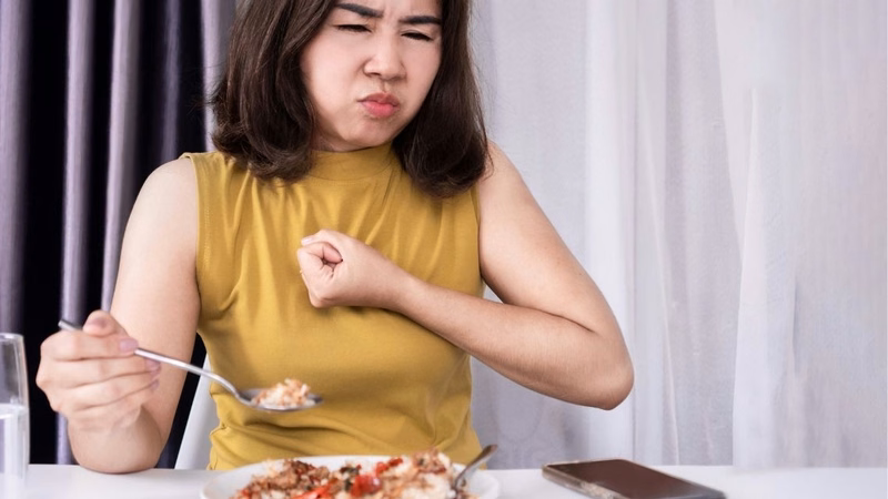 Hình ảnh người bệnh thăm khám bác sĩ chuyên khoa khi xuất hiện triệu chứng nuốt nghẹn