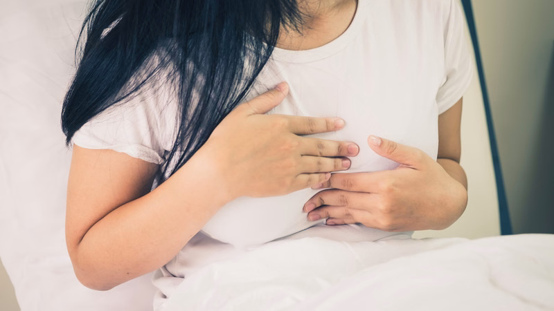 Minh họa hiện tượng ợ chua và mối liên hệ với các dấu hiệu mang thai sớm