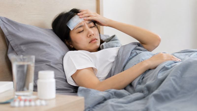 Người bệnh thực hiện xét nghiệm chẩn đoán phân biệt cúm mùa và COVID-19