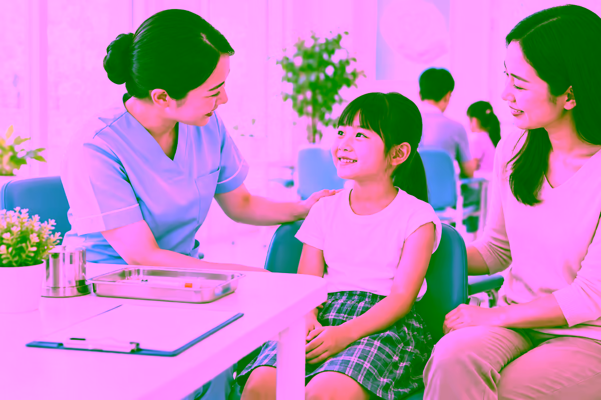 Điều dưỡng theo dõi trẻ sau tiêm vắc xin