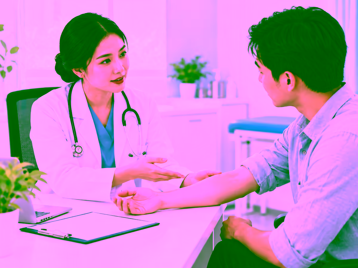 Bác sĩ da liễu tư vấn phát ban liên quan HIV