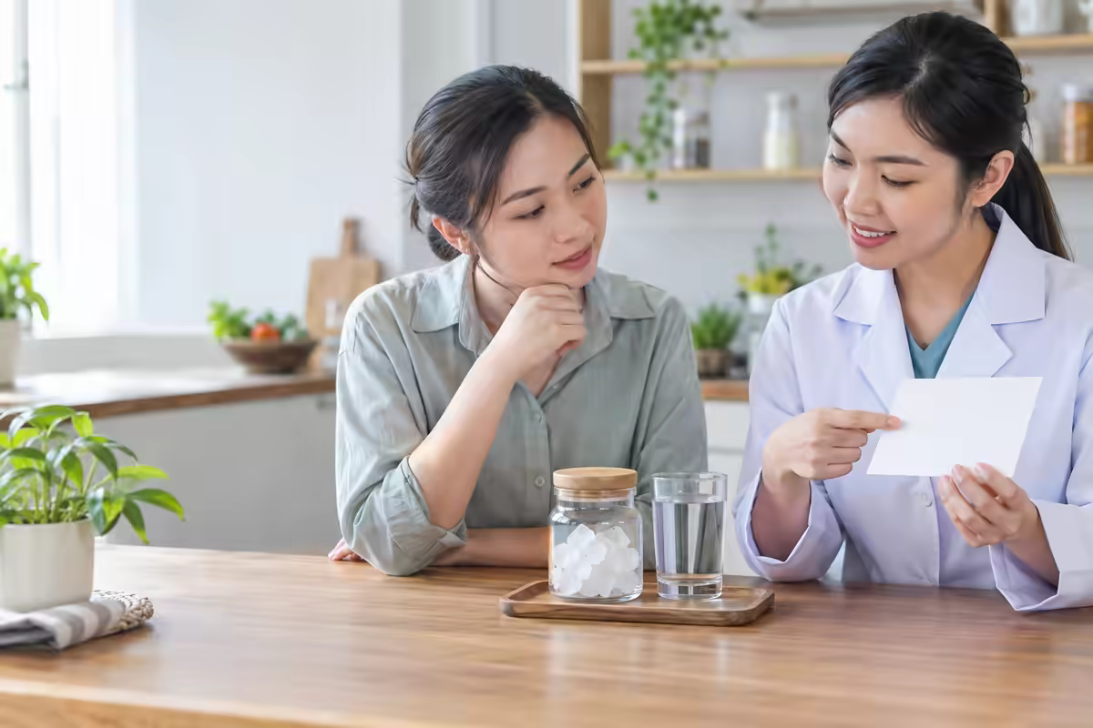 Người dùng được dược sĩ hướng dẫn nhận biết và sử dụng phèn an toàn