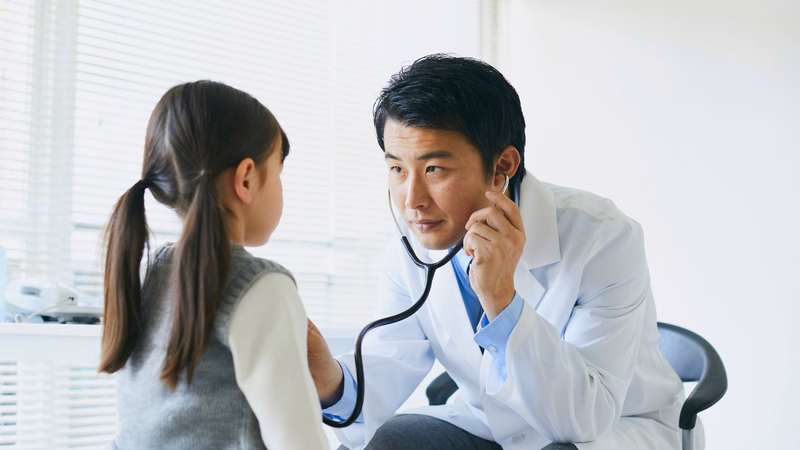 Hướng dẫn trẻ rửa tay sạch bằng xà phòng và nước sạch để ngăn ngừa virus tay chân miệng