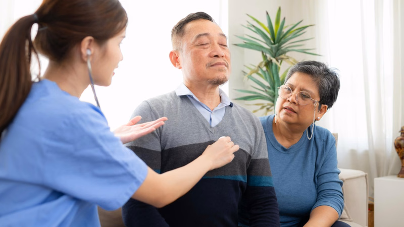 Hình ảnh minh họa tập luyện vận động phục hồi chức năng vừa sức hàng ngày cho người bệnh sau đột quỵ