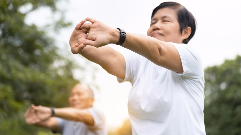 Hình ảnh minh họa đo huyết áp định kỳ tại nhà giúp theo dõi chỉ số huyết áp trong phòng ngừa đột quỵ tái phát