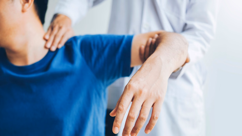 Người bệnh kiên trì tập luyện vận động nhẹ nhàng tại nhà để duy trì khả năng tự chủ