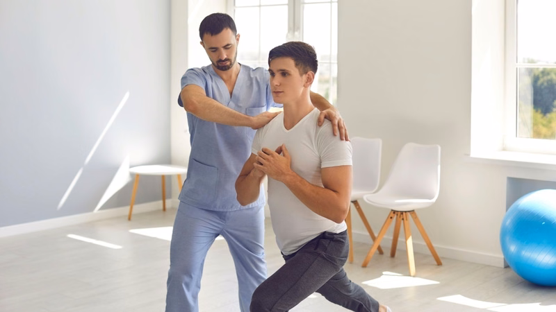Bệnh nhân tai biến mạch máu brain tập luyện phục hồi chức năng vận động cánh tay