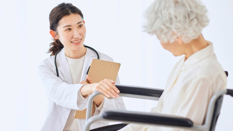 Người thân đồng hành và hỗ trợ tinh thần cho người bệnh trong quá trình phục hồi sau đột quỵ