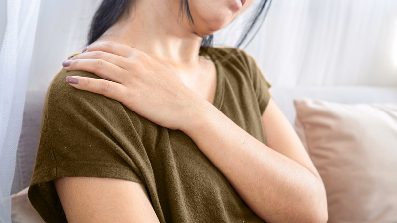 Chuyên gia phục hồi chức năng kiểm tra tầm vận động khớp cho người bệnh