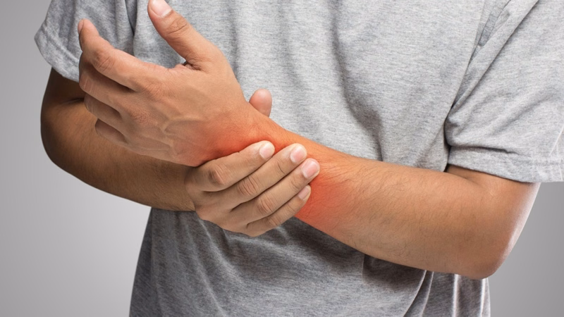 Người bệnh tập gập duỗi ngón tay thụ động hỗ trợ phục hồi vận động bàn tay sau đột quỵ