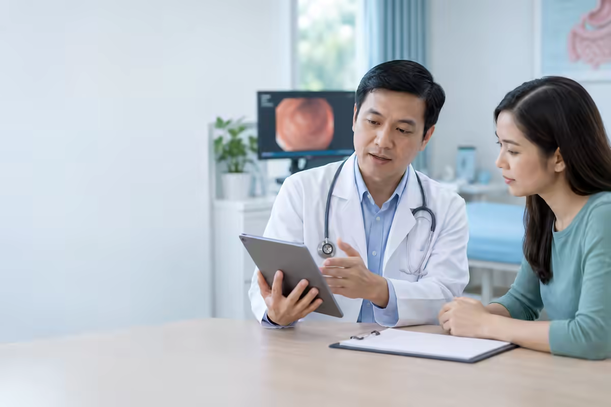 Người bệnh được bác sĩ tiêu hóa tư vấn về polyp dạ dày và lịch theo dõi