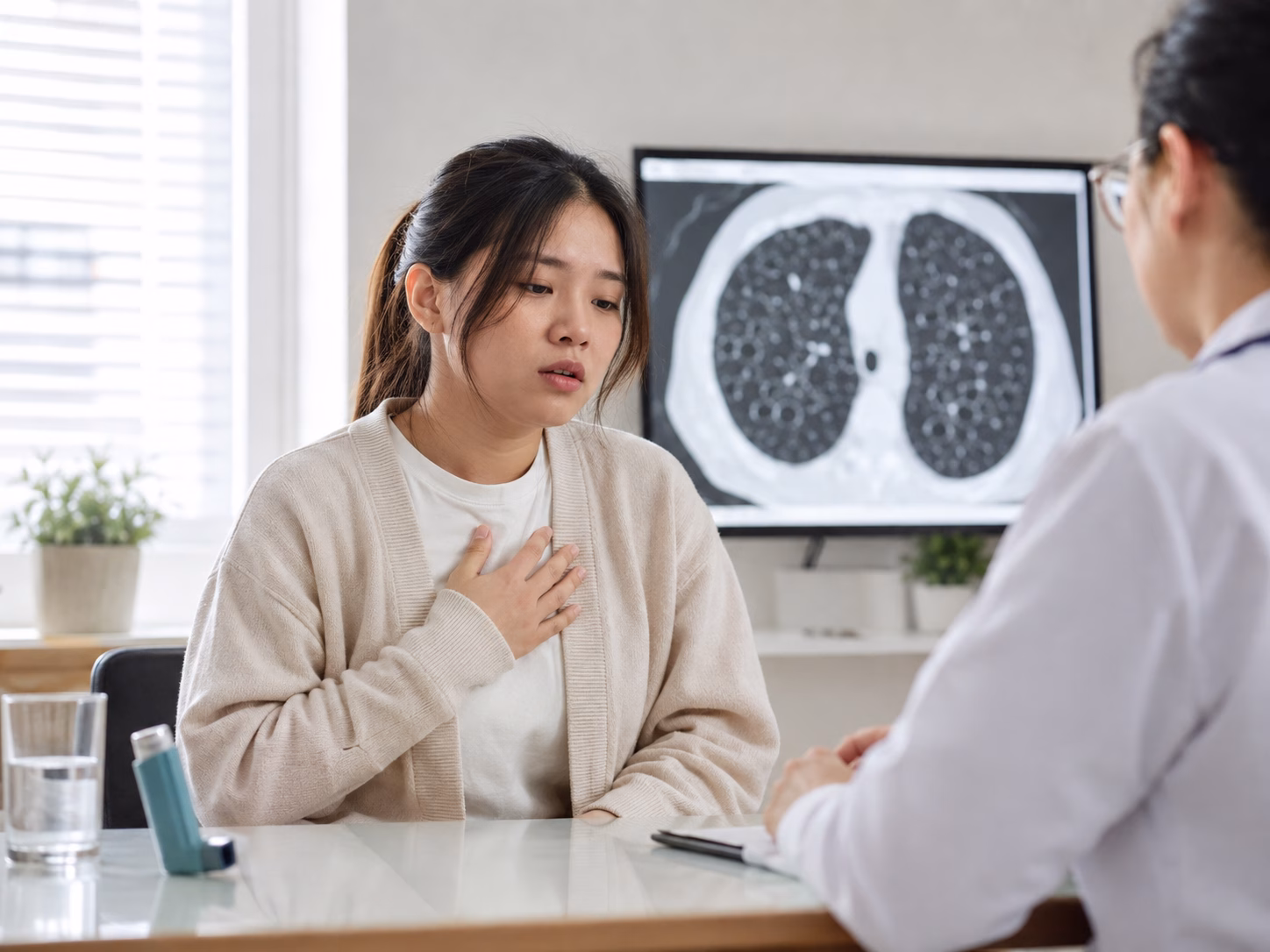 Người bệnh khó thở tại phòng khám hô hấp với hình CT phổi mô phỏng
