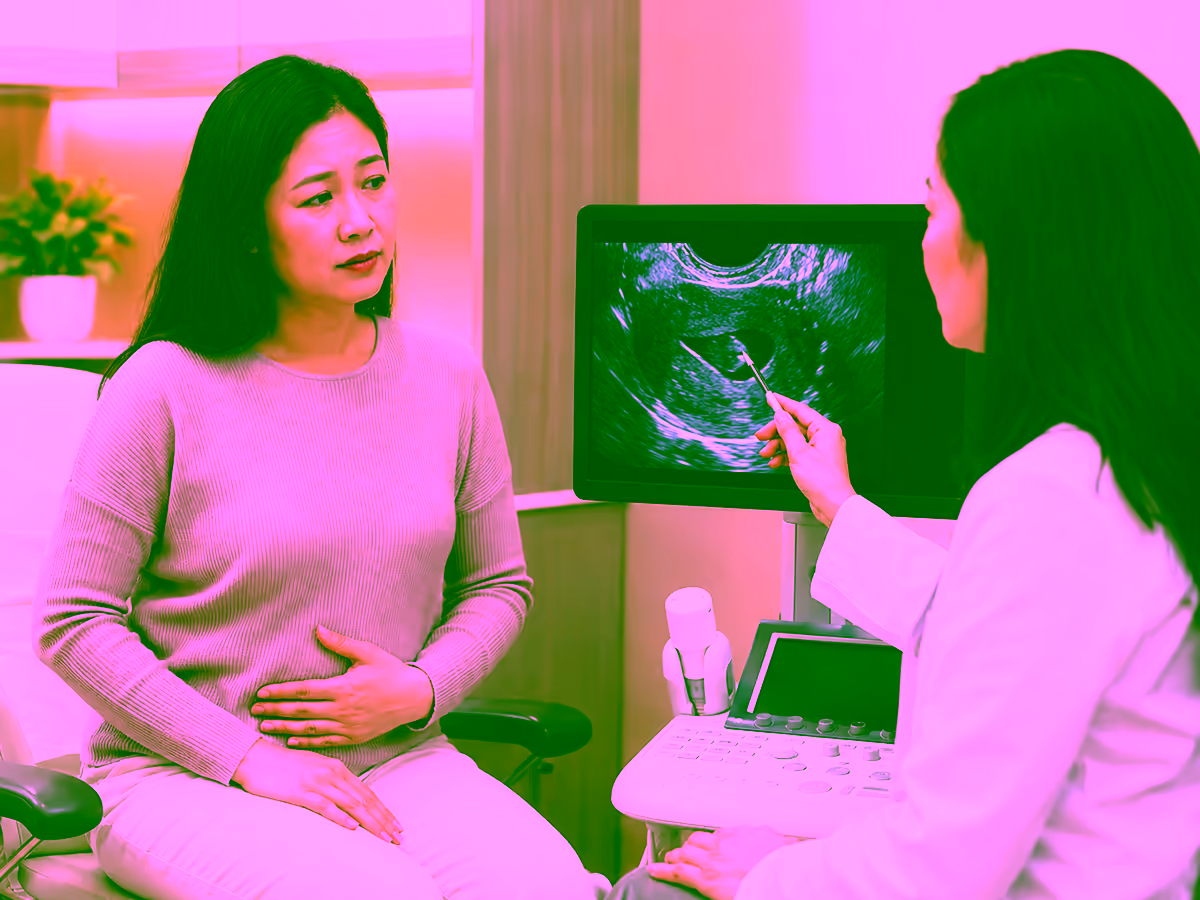 Người bệnh đau vùng hạ vị được bác sĩ tư vấn siêu âm phát hiện polyp buồng tử cung