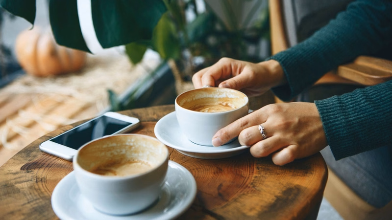 Tư thế ngồi chuẩn và cách đặt tay khi đo huyết áp tại nhà