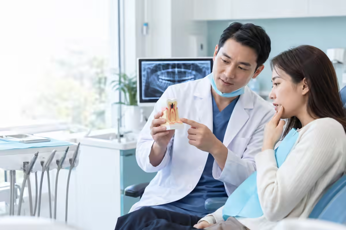 Bác sĩ nha khoa tư vấn nguyên nhân và hướng điều trị răng chết tủy