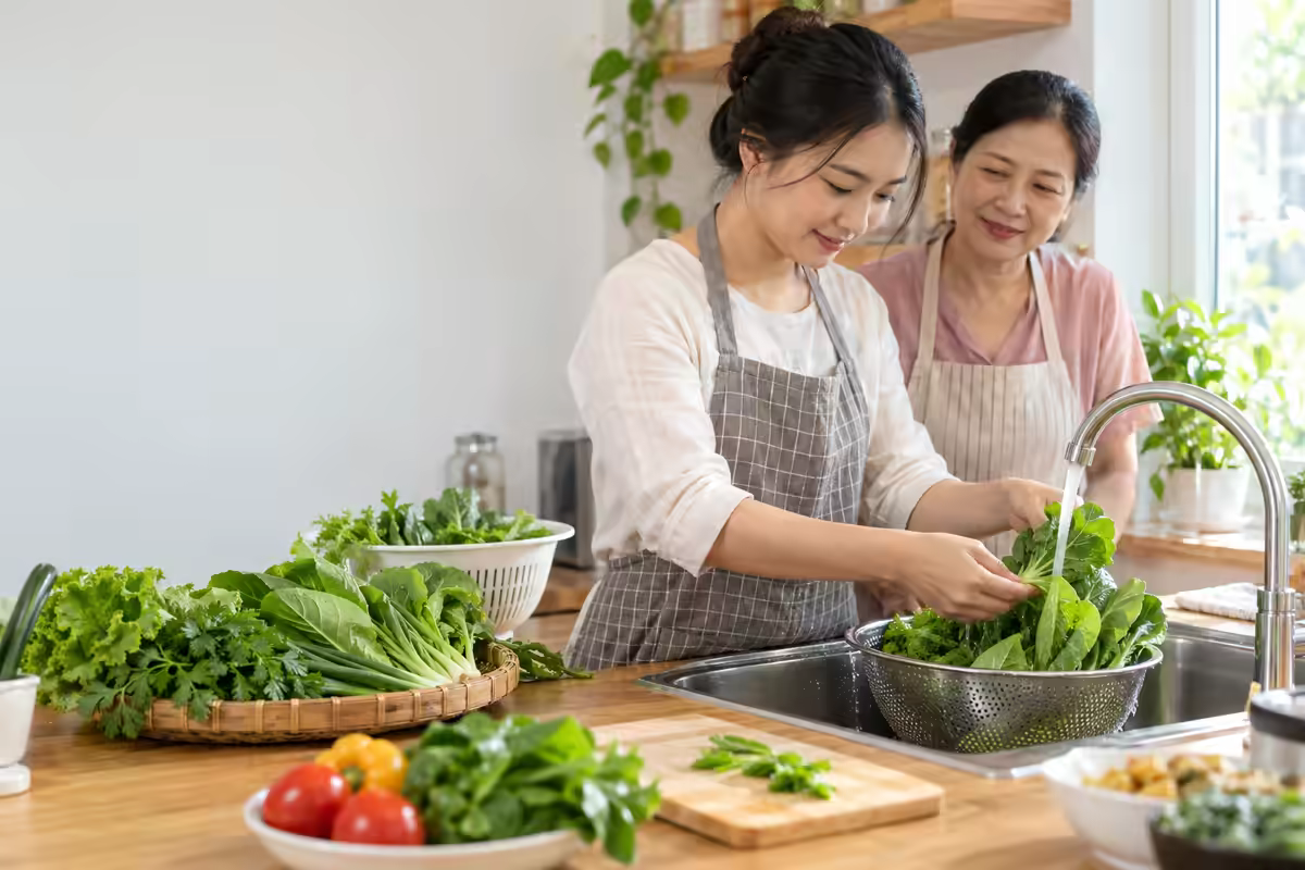 Người nội trợ rửa và sơ chế rau xanh kỹ lưỡng trong bếp sạch
