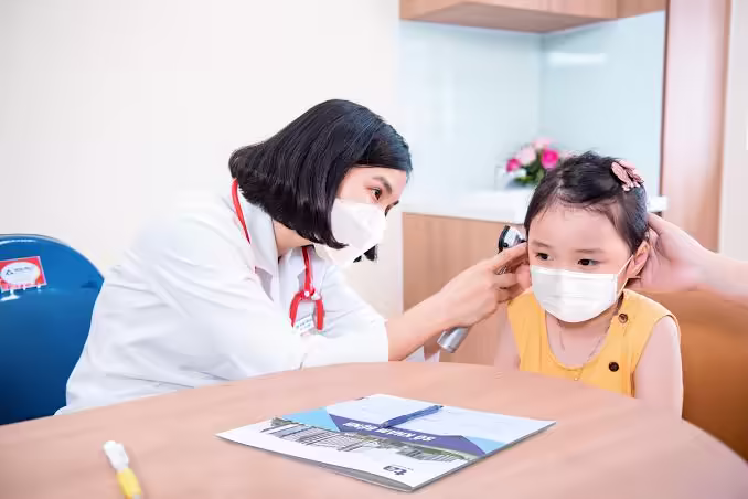 Bác sĩ khám tai cho trẻ khi nghi nghe kém một bên