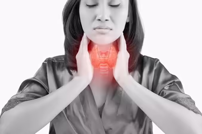 Người bệnh khó chịu vùng cổ với hình minh họa tuyến giáp phì đại