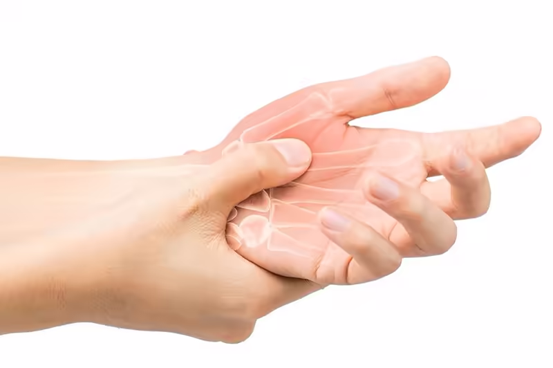 Bàn tay cứng khó co duỗi với hình minh họa các khớp ngón